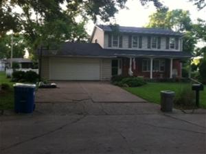 Recycling and trash bin on either side of driveway
