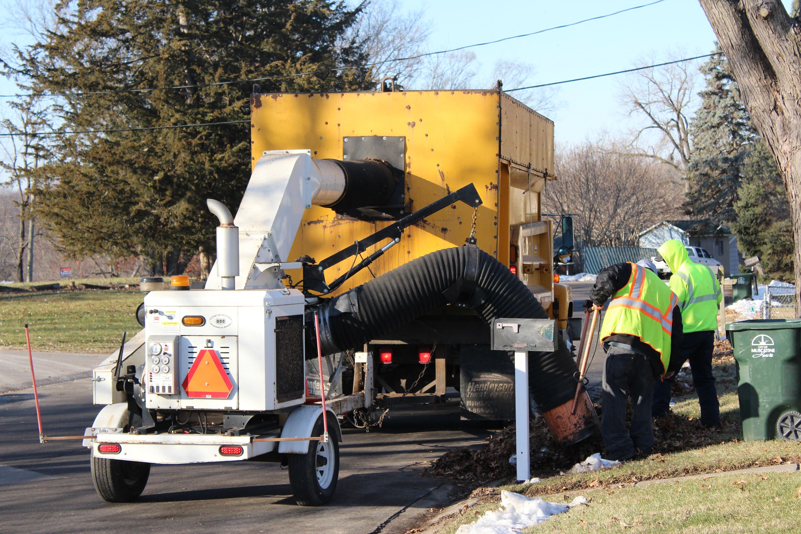 Public Works crews gather up leaves in December 2018 (JPG)