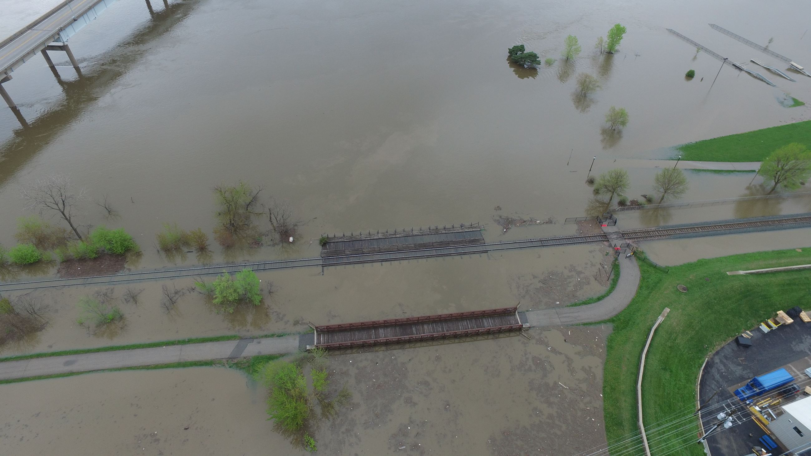 050119 Railroad, pedestrian crossing 001