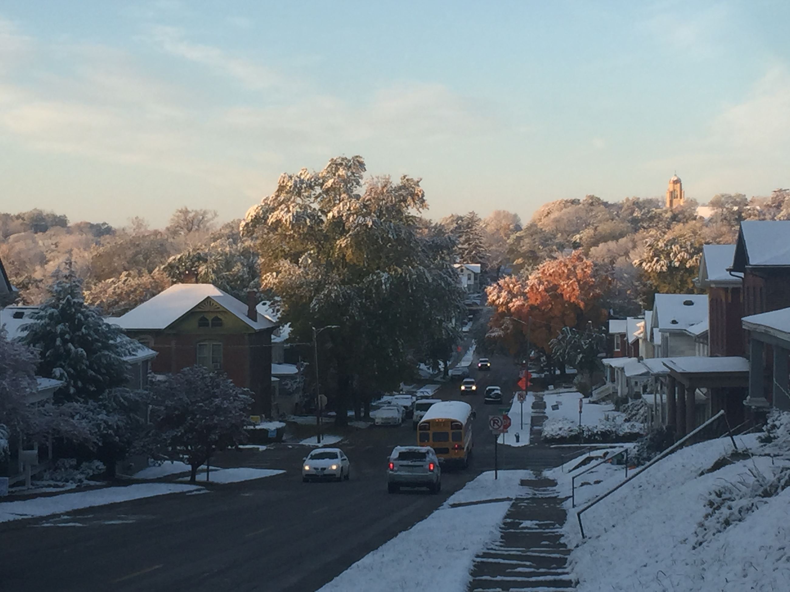 Snowy start to a Tuesday work day (JPG)