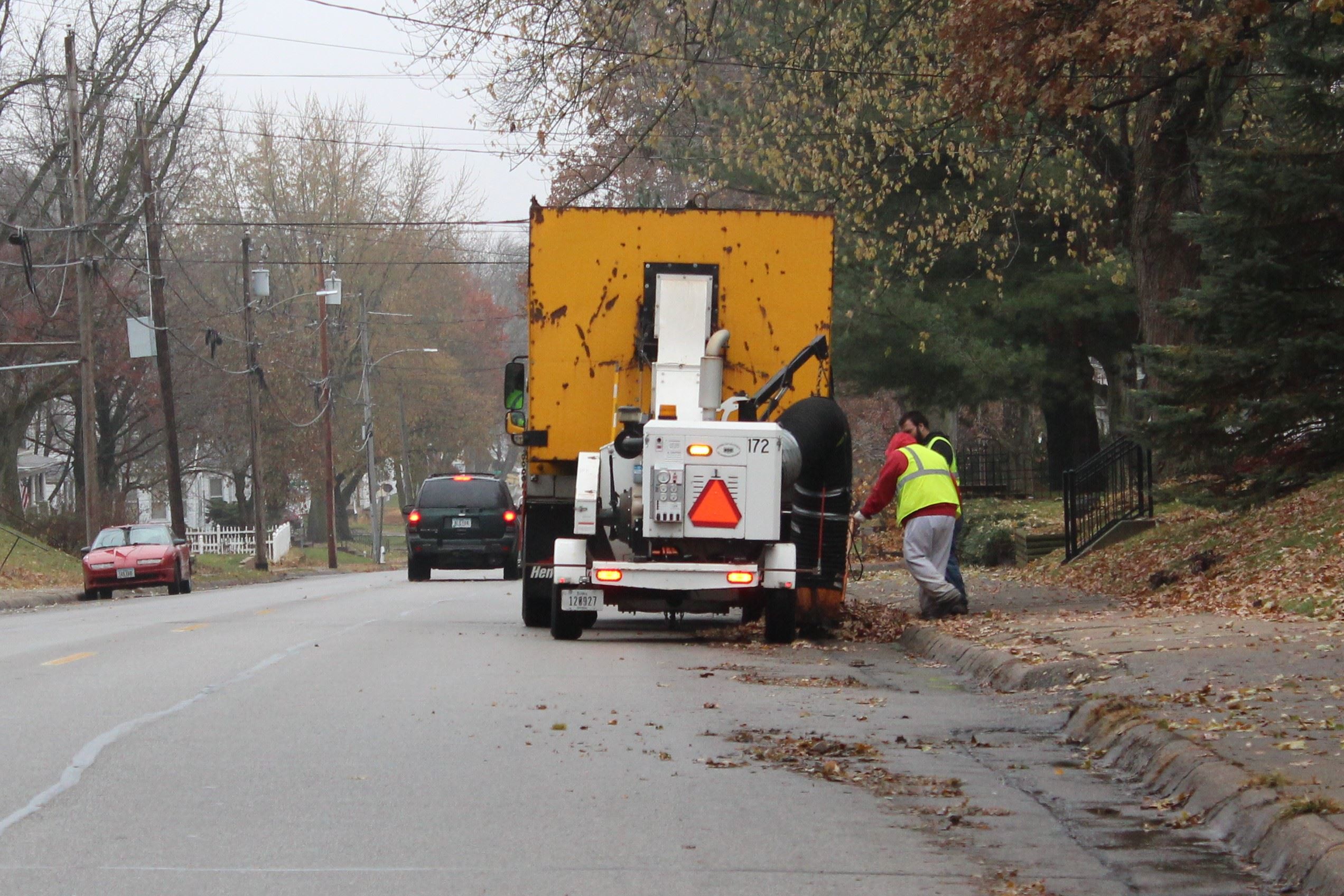 111919 Leaf vacuum rrucks 001 (JPG)