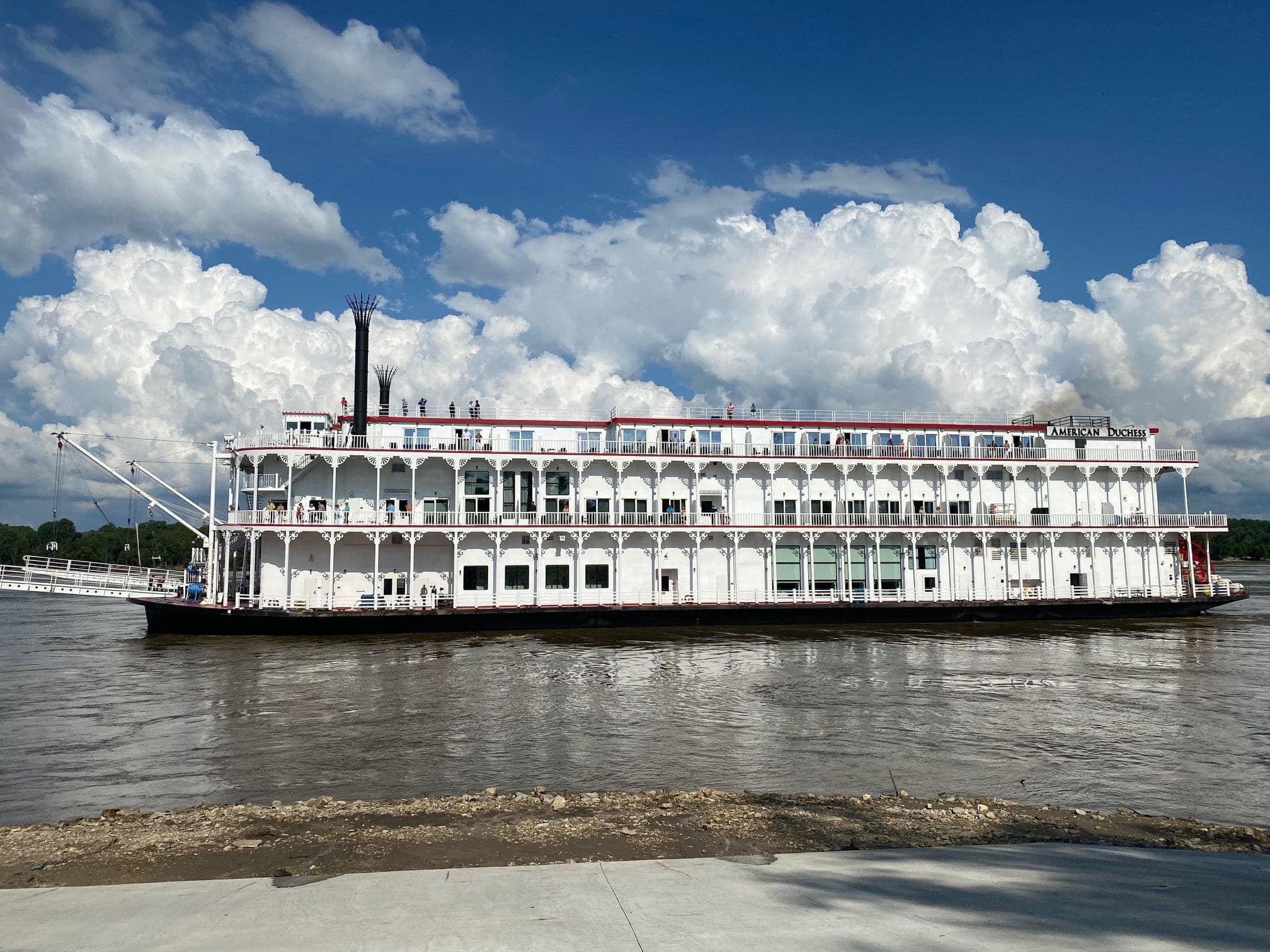 American Duchess cruise ship on the Mississippi River (JPG)