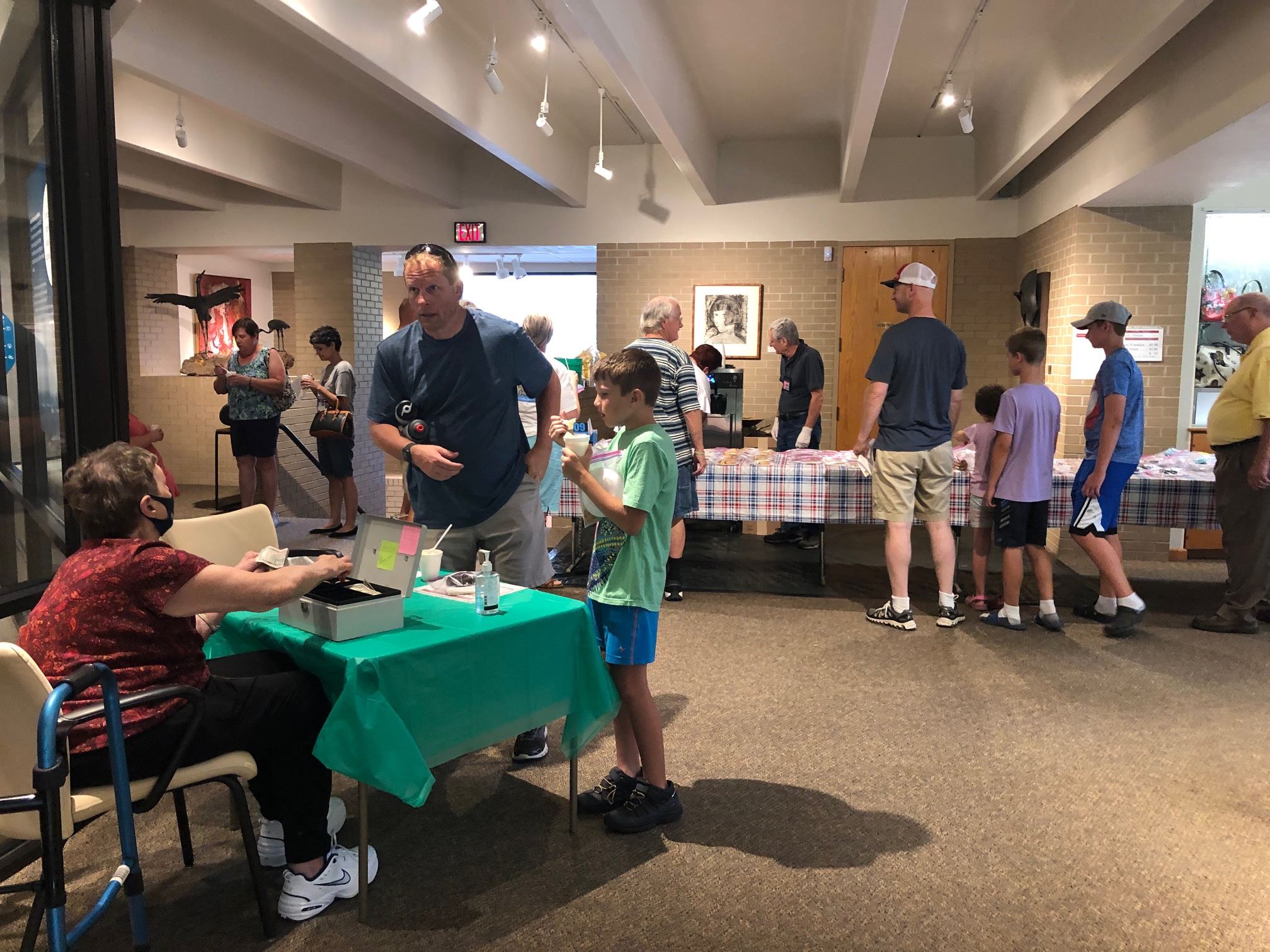 Lining up for ice cream at Muscatine Art Center Ice Cream Social (JPG)