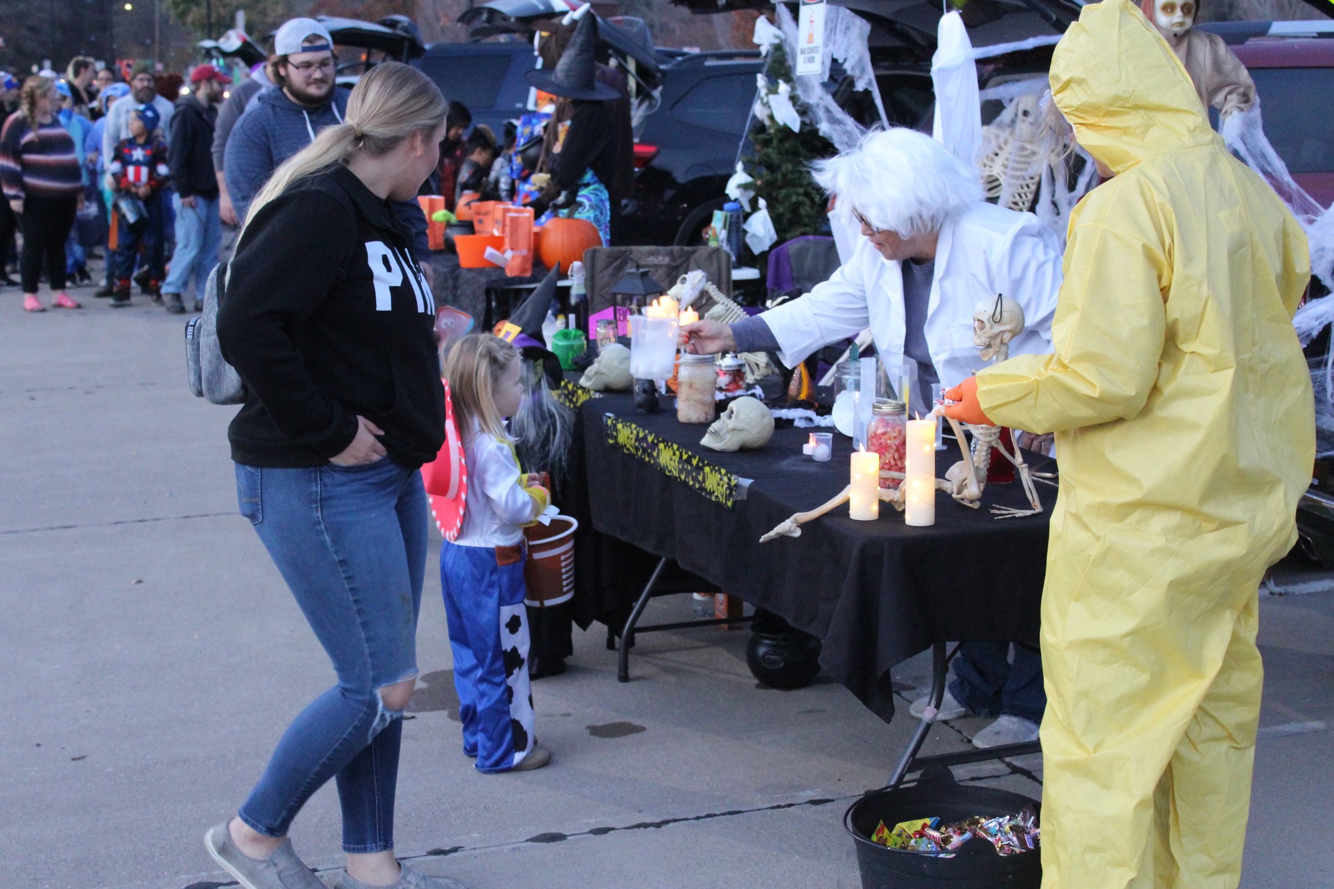 103022 City Trunk or Treat 008 Administration (JPG)