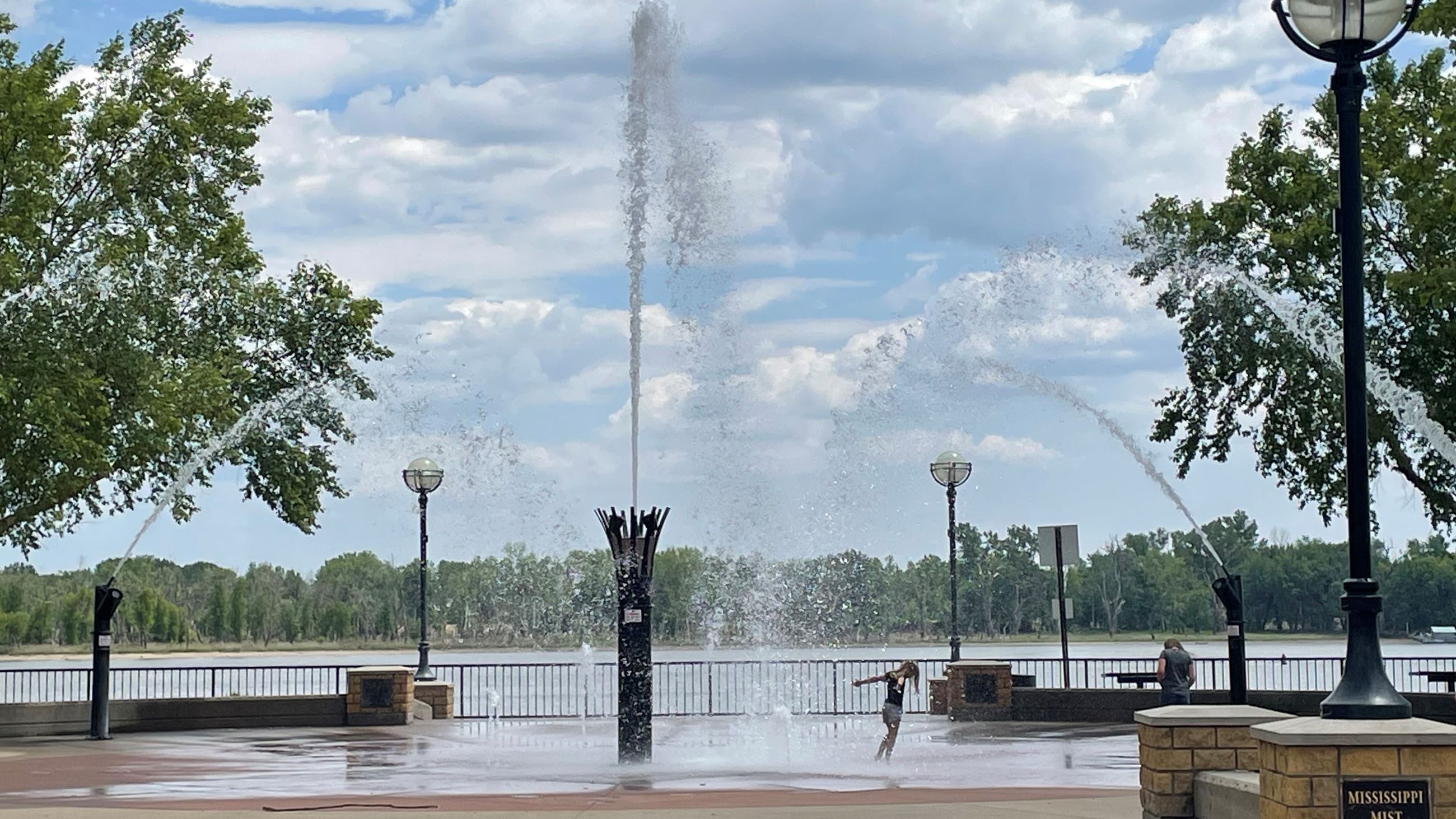 MIssissippi MIst with people (JPG) 061323 