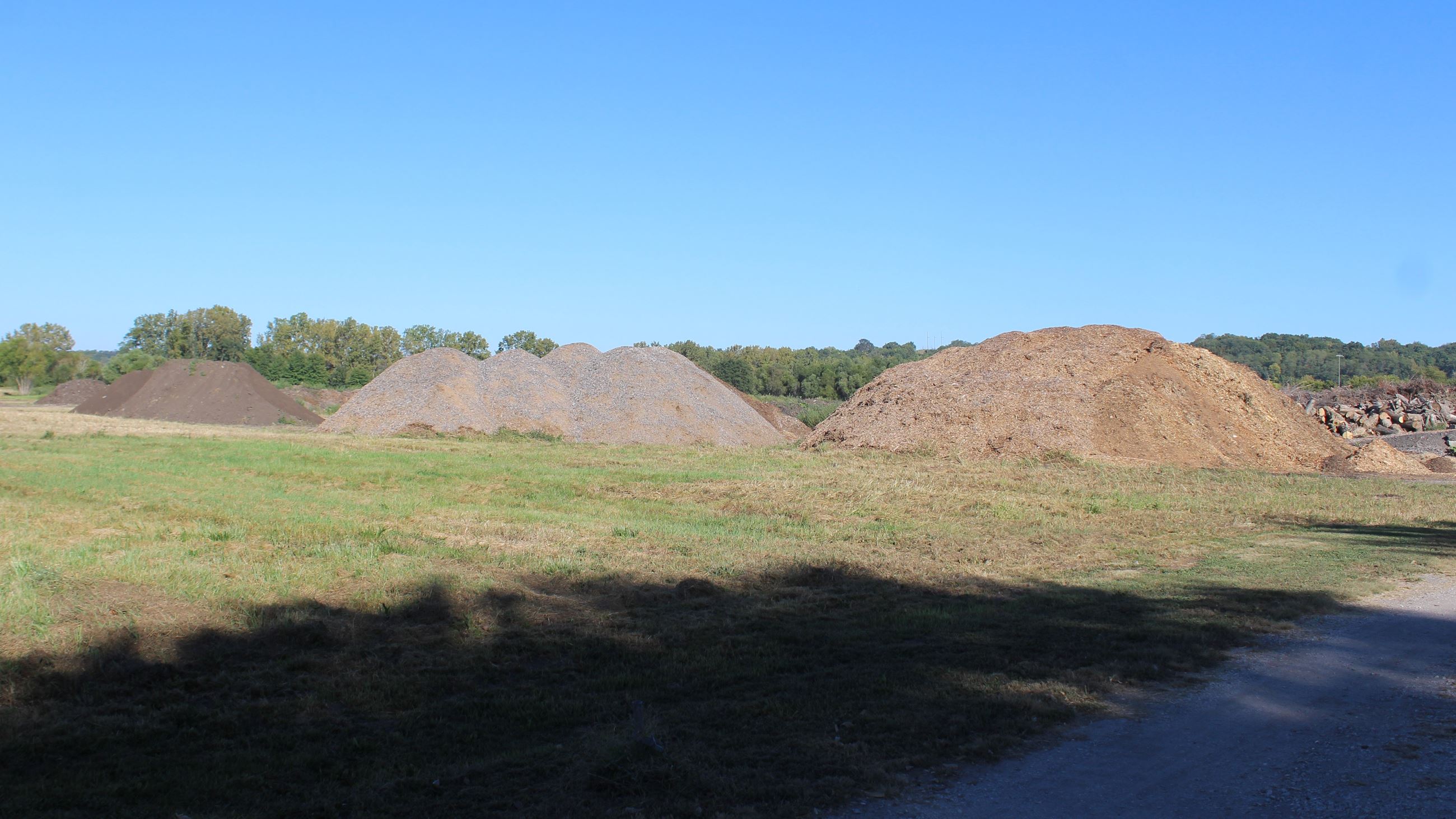 Image of Screened Compost and Wood Mulch Available at Compost Facility (JPG) 092024 
