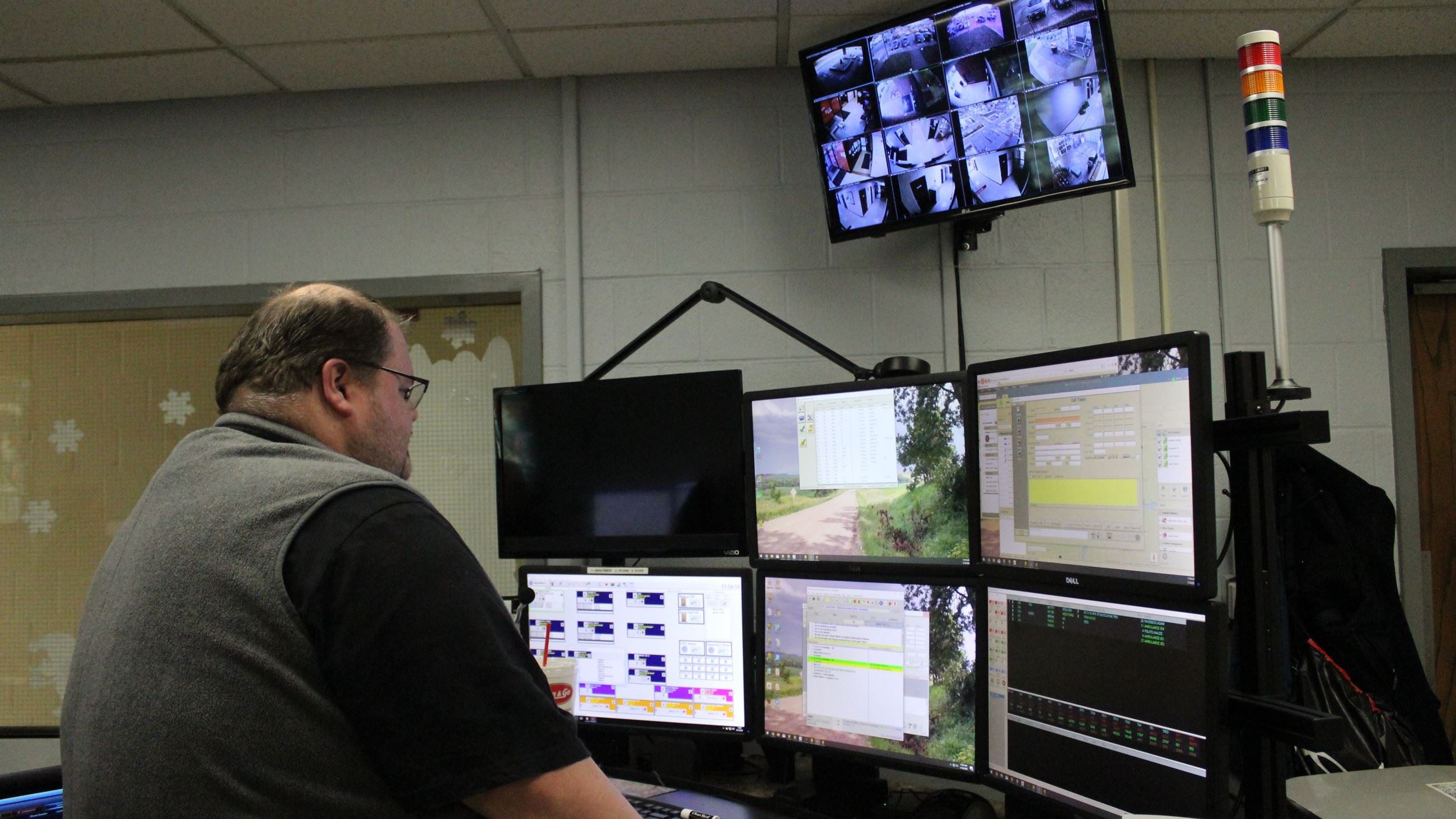 Chris Jasper manning the MUSCOM 911 controls (JPG)