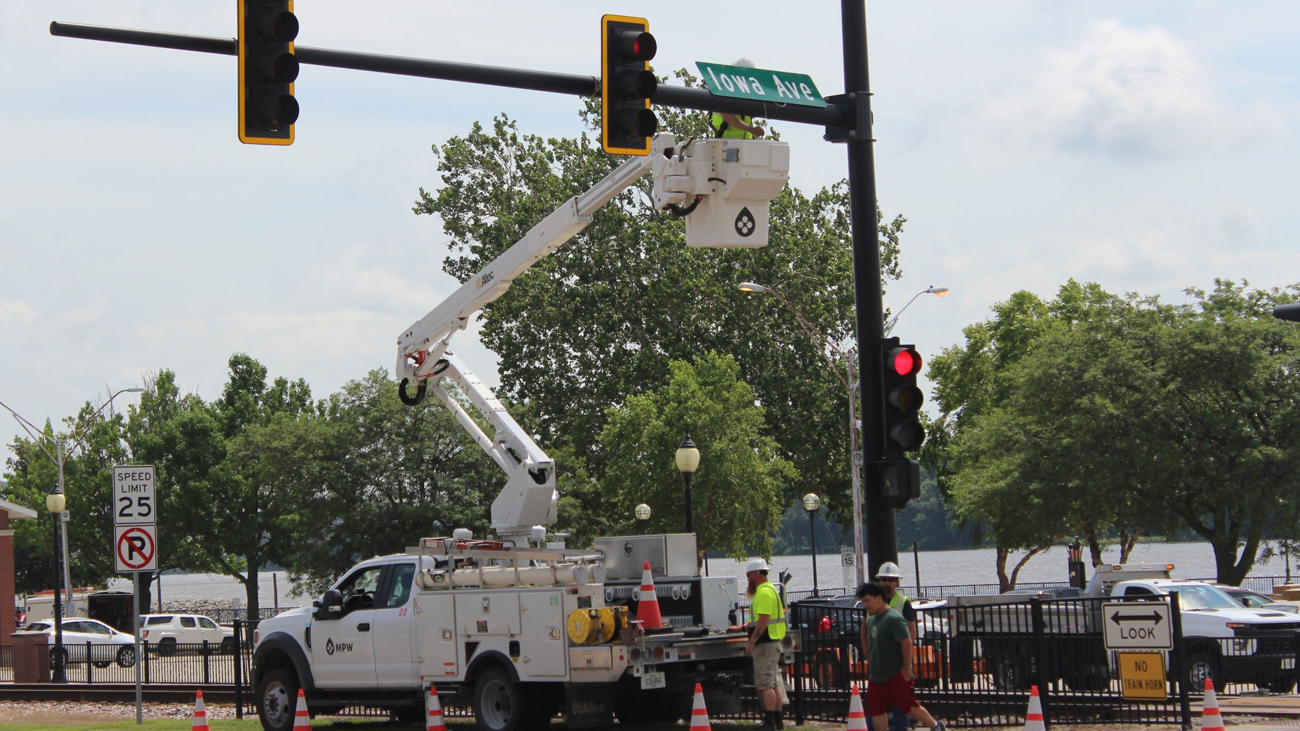 071625 MPW New Street Signs being installed by DPW, MPW crews (JPG)